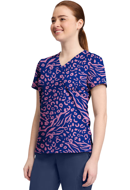 Blusa médica de cuello en V con estampado Med Couture en dos tonos MC632 TTSN