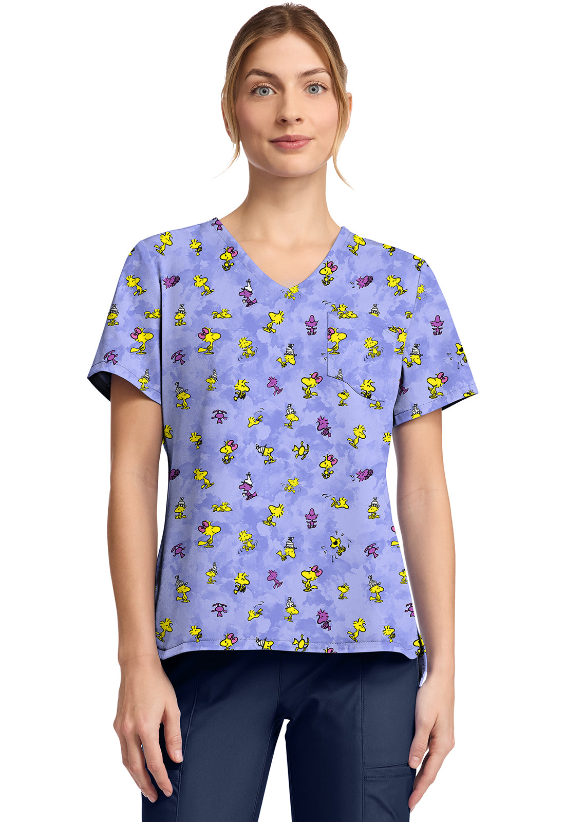Blusa médica con cuello en V de Woodstock Tooniforms con licencia de Peanuts TF797 PNMM