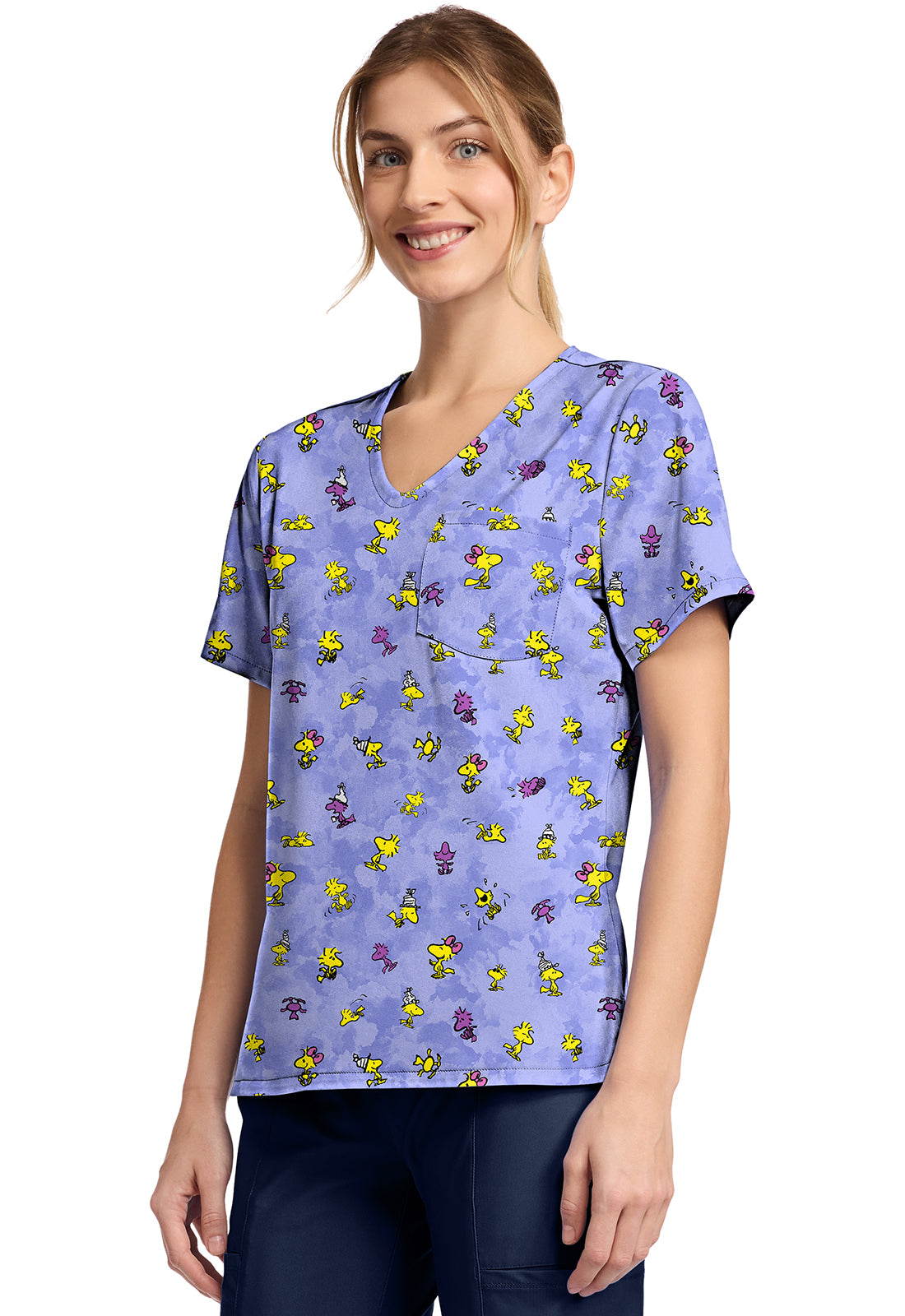 Blusa médica con cuello en V de Woodstock Tooniforms con licencia de Peanuts TF797 PNMM